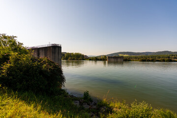 Fototapeta na wymiar Alte Brückenpfeiler an der Donau in Linz Weikerlsee