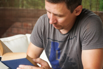 Obraz premium Mann beim lesen