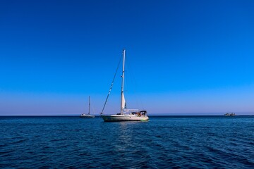 Fototapeta premium Veleiro ancorado em calmo mar