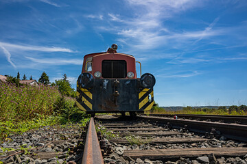 Eine alte ausrangierte Diesel-Rangierlokomotive auf einem Abstellgleis im Sonnenschein - Frontansicht