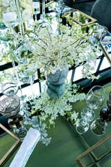 Hermosa decoración en interior con bouquets de rosas. Eventos sociales de gama alta en México