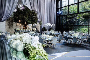Hermosa decoración en interior con bouquets de rosas. Eventos sociales de gama alta en México