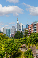 Fototapeta premium Frankfurt am Main, Blicc auf die Skyline aus der Weseler Werft. Hessen, Deutschland, 07.07.2020.