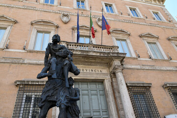 Obraz premium Bronze statue in front of the entrance to the palace of the province of Rome