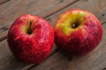 red apples