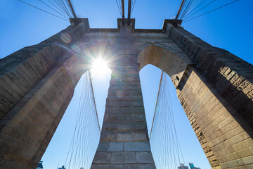 Naklejka premium Sun peaking through Brooklyn Bridge Arch