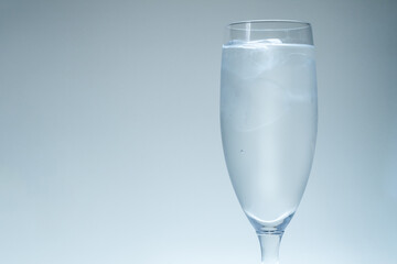 グラスの中の氷水と外側に付いた滴