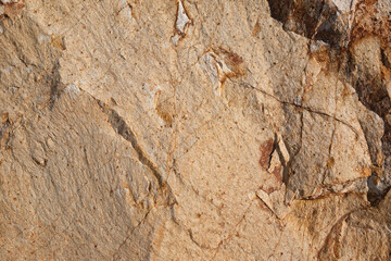 茶色がかった色の岩石の表面をクローズアップ	