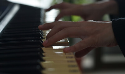 Obraz premium Fingers playing piano on the keys
