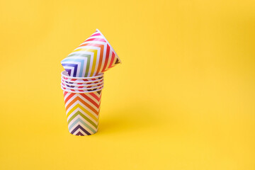 Obraz premium paper holiday cups with geometric pattern on yellow background