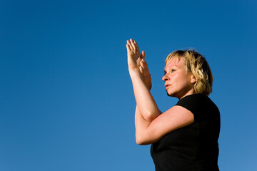 Frau macht Yoga Übung - der Adler