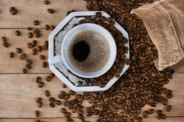 Taza de café con granos de café.  Cup of coffee with coffee beans.