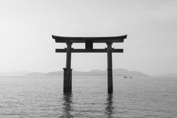 日本の滋賀県の琵琶湖の中の鳥居（白鬚神社の湖中大鳥居）