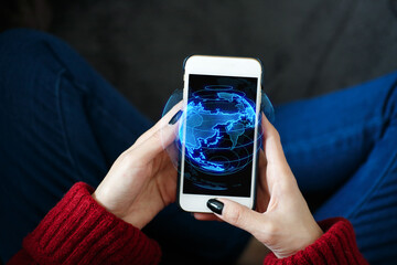 スマートフォンに表示されたCGの地球