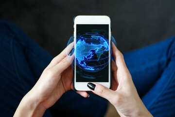スマートフォンに表示されたCGの地球