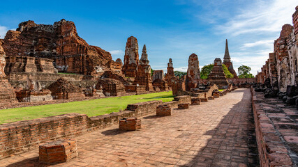 Fototapeta premium Thai Buddhist Temples and Ancient Ruins 