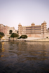 Fototapeta na wymiar Udaipur city palace and lake