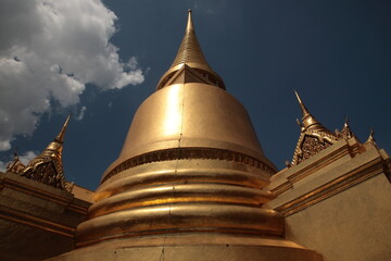 Fototapeta premium View of The Grand Palace with Ancient temple Wat Phra Kaew Bangkok Thailand 
