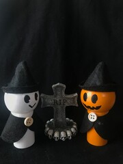 お墓、かわいいオバケの人形、ハロウィンイメージ