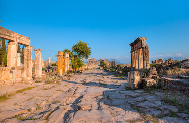 Obraz premium The ruins of the ancient city Hierapolis -Pamukkale, Turkey