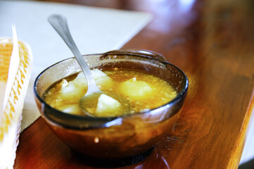 Miska z gorącą zupą kwaśnicą