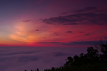 峠の頂上から見た夜明けの頃の空。津別峠、北海道、日本。