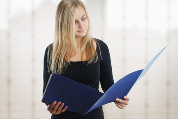 Frau liest eine Bewerbung