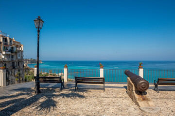 Taras widokowy w Tropea, Kalabria. Zabytkowe działo kto®e w danych czasach służyło do obrony miasta © Kamil_k2p