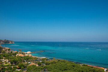 Fototapeta na wymiar przepiękna linia brzegowa w Tropea, Italy