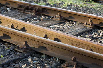 tory kolejowe na drewnianych podkładach