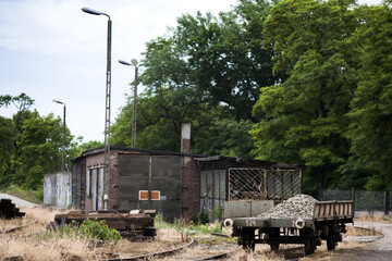 Wagon z tłuczniem na bocznicy © qrrr