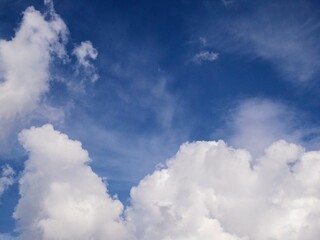 Obraz premium 夏の青空と雲