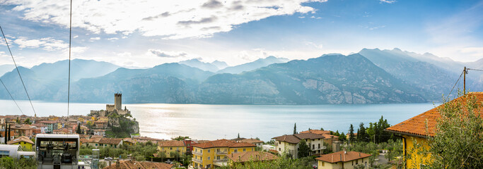 Gardasee Panorama in Italien See Berge Stadt Häuser Garda Burg Landschaft Reisen, Lake Italy...