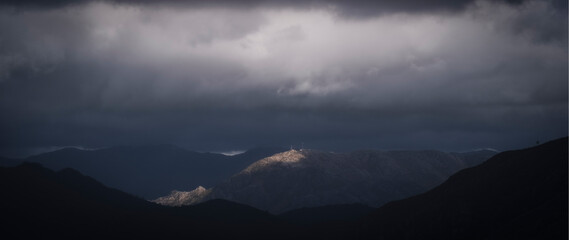 Linda paisagem dramática de montanhas e núvens