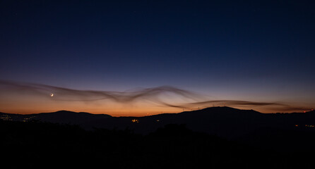 bonito efeito nas nuvens ao pôr do sol na montanha