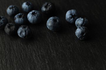 Heidelbeeren auf Schiefer Close-up