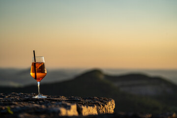 Kühler alkoholischer Cocktail auf der Burgmauer