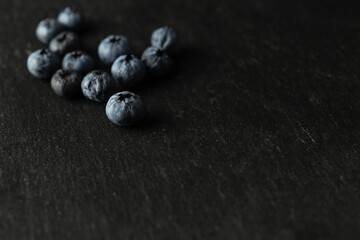 Heidelbeeren auf Schiefer Close-up