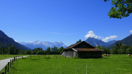 Auf dem Loisach Fernradweg in Richtung Garmisch-Partenkirchen mit Zugspitzgebirge, Bayern