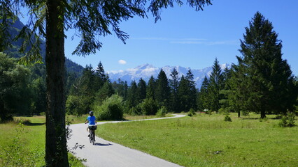 Radlerin auf dem Loisach Fernradweg in Richtung Garmisch-Partenkirchen, Bayern