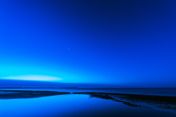 静かなブルーアワーの浜辺