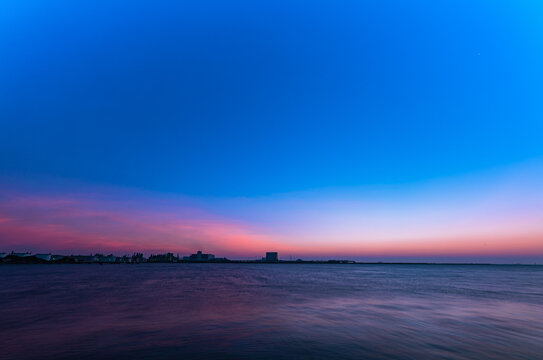 日の出15分前の空と海 Stock 写真 | Adobe Stock