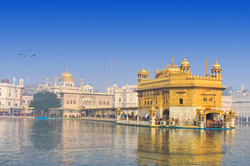 Fototapeta premium beautiful view of golden temple shri Harmandir Sahib in Amritsar