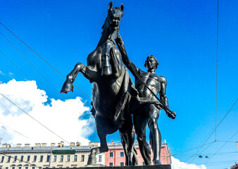 Obraz premium Sculpture tamer of horses on Anichkov bridge. St. Petersburg, Russia