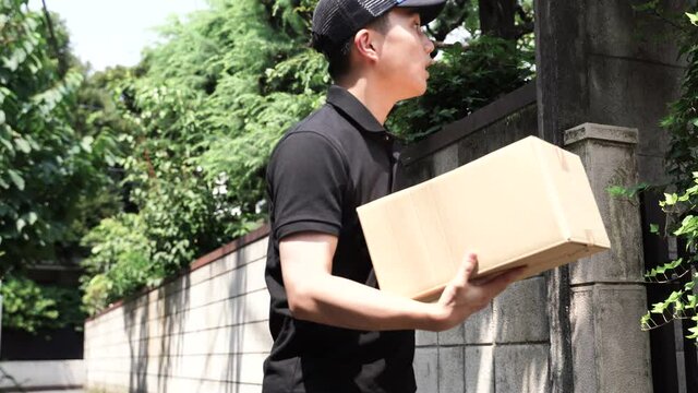 セールスドライバー　イメージ　荷物を運ぶ配達員