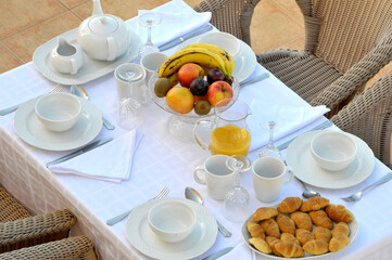 Mesa con desayuno en una terraza