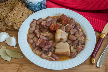 Plato de judias con tocino y chorizo