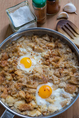 Sopa de ajos en una sartén