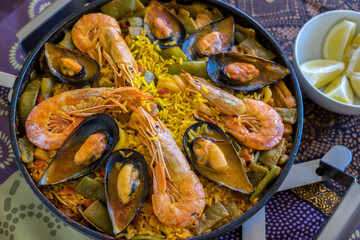 Paella con mariscos casera