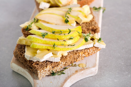 Camembert cheese and pear sandwiches